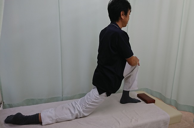 腰痛、股関節痛に効く股関節の前側（主に腸腰筋）を伸ばすストレッチ